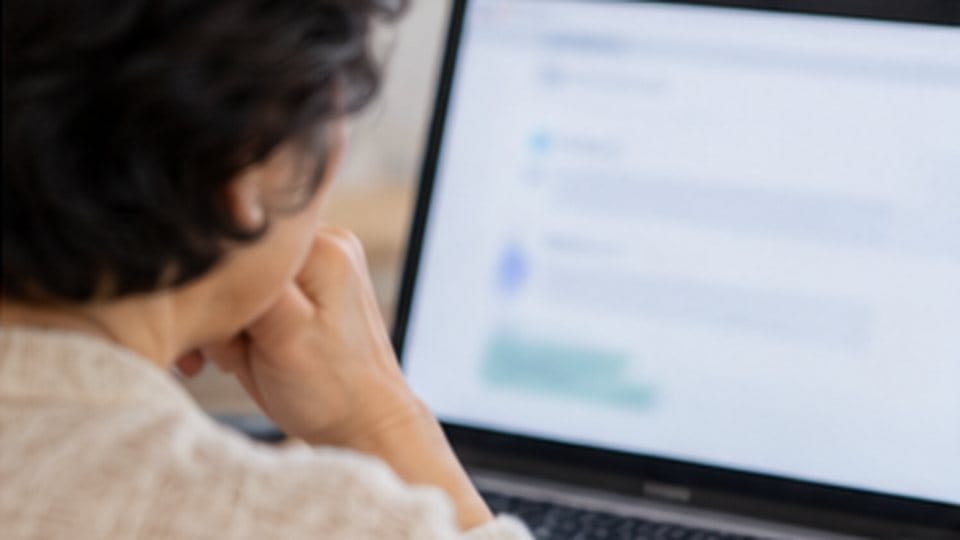 무료 기능을 살펴보며 질문을 메모하는 학습자가 노트북 답변을 읽고 있는 장면