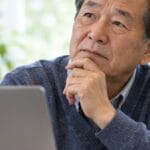 챗GPT 사용법에서 질문 작성과 답변 검토를 연습하는 중장년 학습자 대표이미지